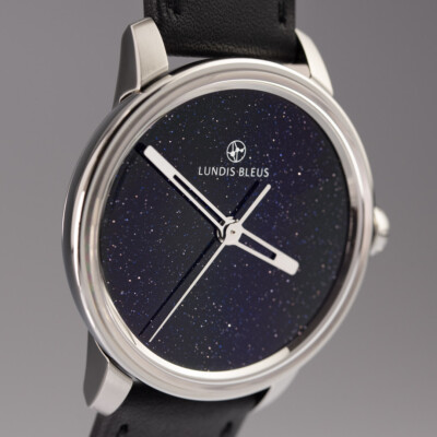 Man-made glass with pad printing
/ Price, excl. taxes
CHF3'600.00 Dark blue aventurine glass