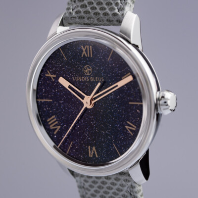Man-made glass with pad printing and custom leather strap
/ Price, excl.taxes
CHF3'850.00 Dark blue aventurine glass
