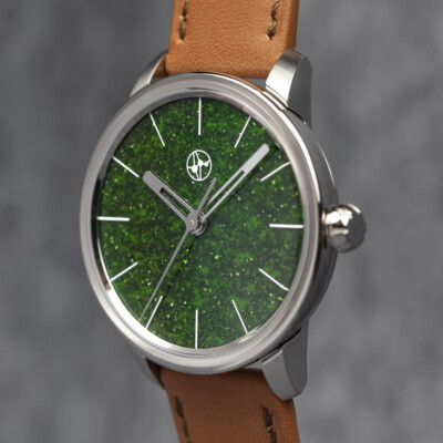 Man-made glass with pad printing
/ Price, excl. taxes
CHF3'600.00 Green aventurine glass